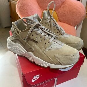 Nike Air Huarache Run Sneakers - Beige and White